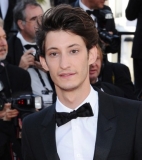 Friends to the rescue: Pierre Niney in Five - Production - France